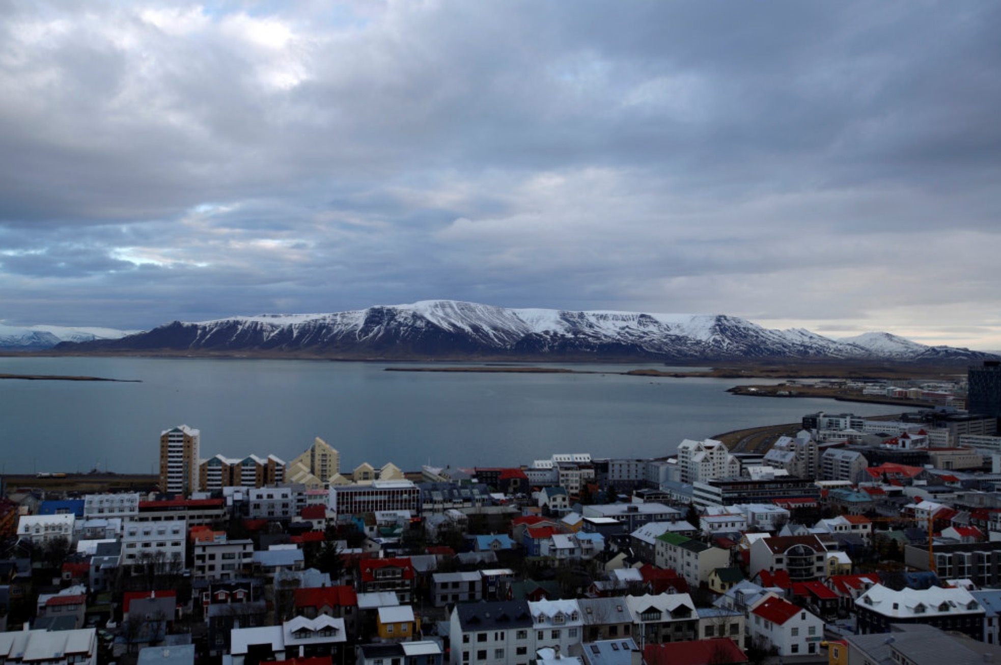 Ísland setur í dag strangari koronutiltøk í verk, har tað millum annað er krav at hava munnbind umborð á ferjum og innanríkisflogførum. (Arkivfoto) - Foto: Stoyan Nenov/Reuters
